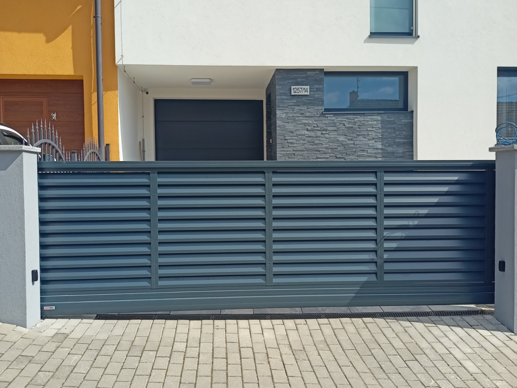 Hliníková samonosná posuvná brána