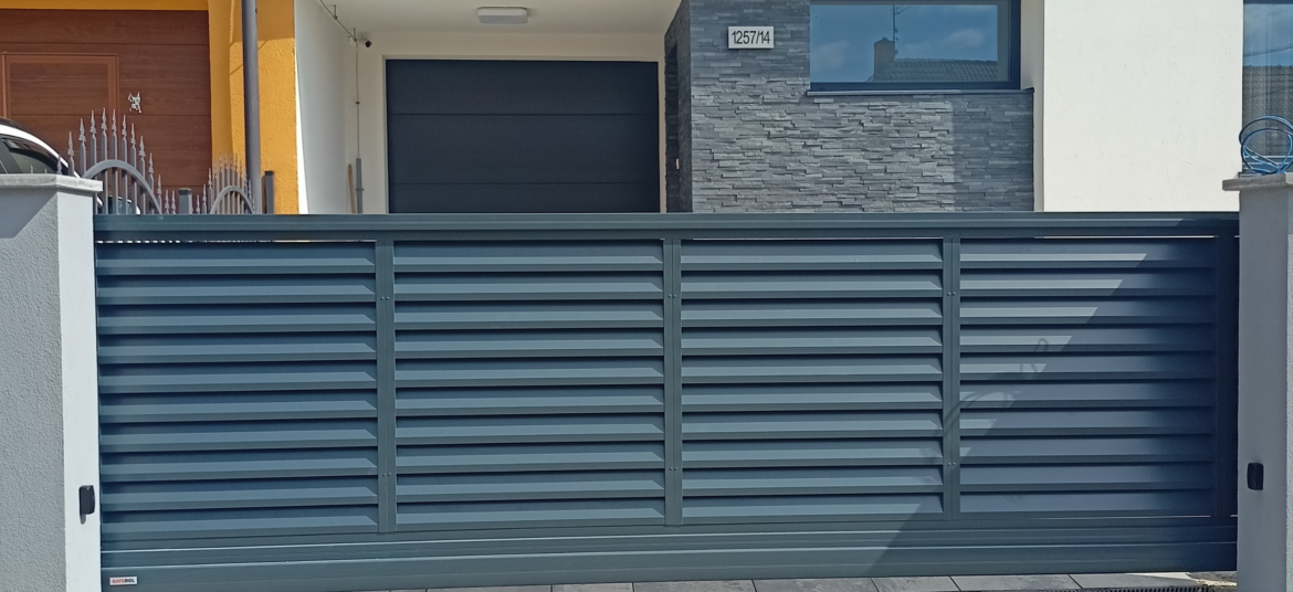 Hliníková samonosná posuvná brána