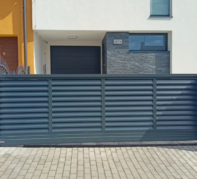 Hliníková samonosná posuvná brána