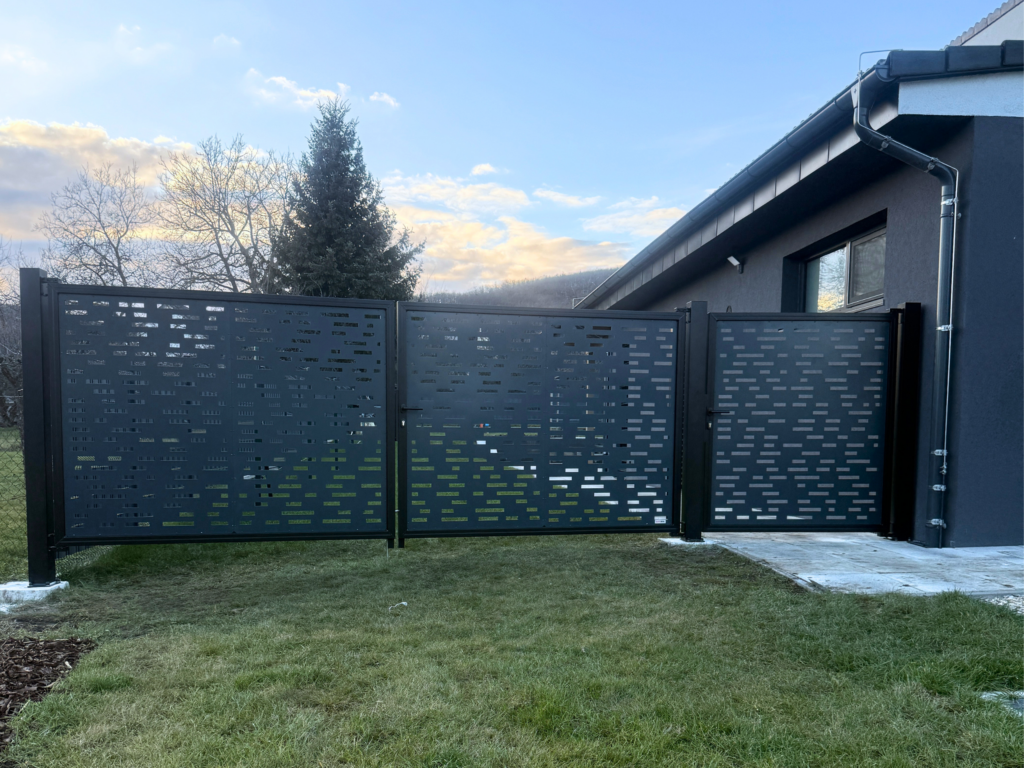 Hliníková brána dvoukřídlá, branka, designová výplň